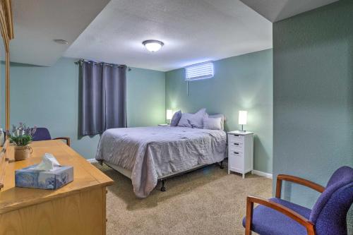sypialnia z łóżkiem, stołem i krzesłami w obiekcie Denver Apartment with Shared Patio and Fire Pit! w mieście Denver