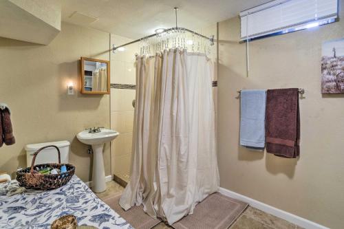 łazienka z zasłoną prysznicową i umywalką w obiekcie Denver Apartment with Shared Patio and Fire Pit! w mieście Denver