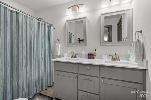 a bathroom with two sinks and a shower at Alyce GreenView- Views of nature in Bella Vista
