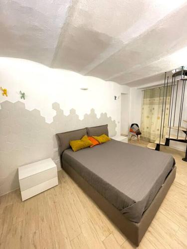 um quarto com uma cama grande num quarto em La Casina Di Lucio em Laterina