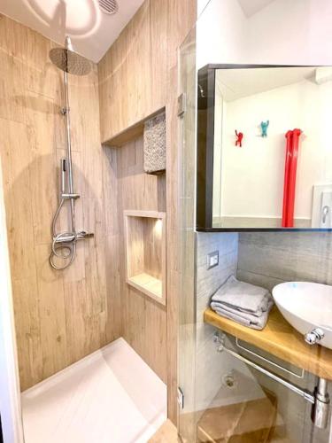 a bathroom with a shower and a sink at La Casina Di Lucio in Laterina