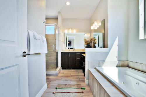 um banheiro com banheira, pia e espelho em Entrada at Moab 432 em Moab