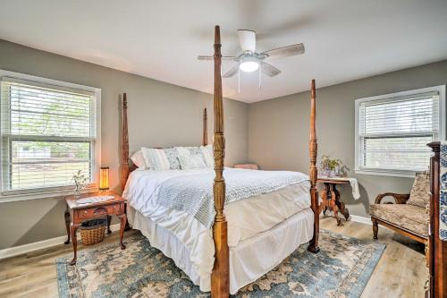 Postel nebo postele na pokoji v ubytování Cozy Wilmington Vacation Rental 10 Mi to Beach!