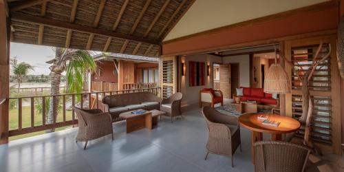 a living room with a balcony with a table and chairs at Jaguaríndia Village in Fortim