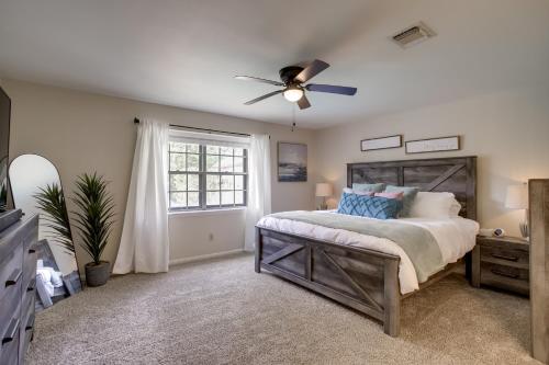 1 dormitorio con 1 cama y ventilador de techo en Spacious Houston Vacation Rental with Home Office, en Houston