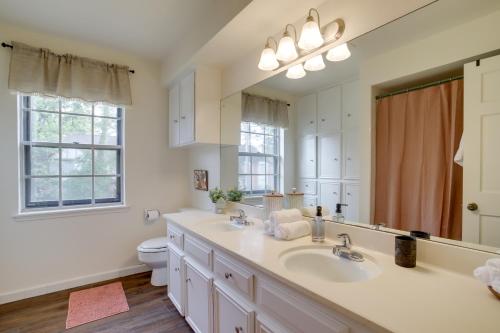 baño con 2 lavabos y espejo grande en Spacious Houston Vacation Rental with Home Office, en Houston