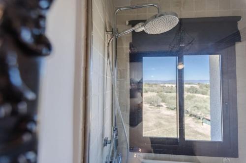 y baño con ducha y vistas a una ventana. en Apartamento Talaia by MarCalma, en Mont-roig