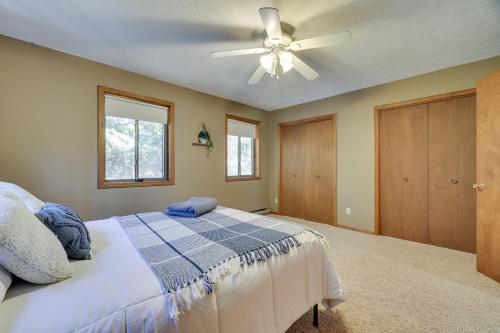 een slaapkamer met een bed en een plafondventilator bij Pocono Summit Vacation Rental with Grill and Fire Pits in Pocono Summit