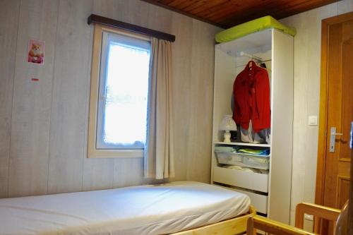 ResteigneにあるAux écureuilsの小さなベッドルーム(ベッド1台、窓付)