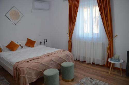 1 dormitorio con cama y ventana grande en Agropensiune Caban, en Jurilovca