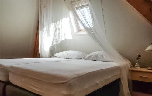 1 dormitorio con 1 cama blanca y ventana en Awesome Home In Ijhorst With Kitchen, en IJhorst