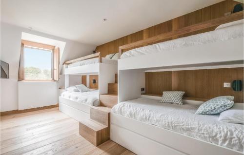 1 dormitorio con 2 literas y ventana en Cozy Home In Blancafort With Heated Swimming Pool, 