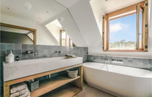 baño con una gran bañera blanca y una ventana en Cozy Home In Blancafort With Heated Swimming Pool, 