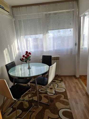 a dining room with a glass table and chairs at Apartman u Velikoj Gorici Željko in Velika Gorica