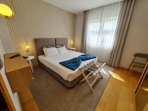 Giường trong phòng chung tại Hotel Albergaria Borges