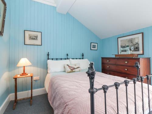 1 dormitorio con 1 cama y vestidor en The Merchant's House en Kilrush