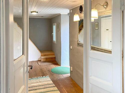einen Flur mit Tür und Teppich in der Unterkunft Holiday home SJÖBO in Vollsjö