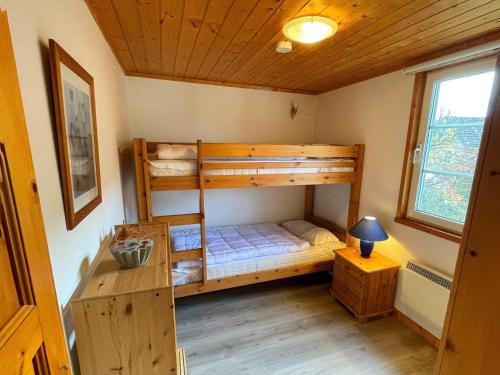 a bedroom with two bunk beds in a house at Ferienhaus am Useriner See, Userin in Userin