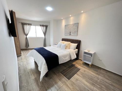 Un dormitorio con una cama grande y una ventana en 601S Penthouse moderno con Parqueo Incluido, en Ibagué