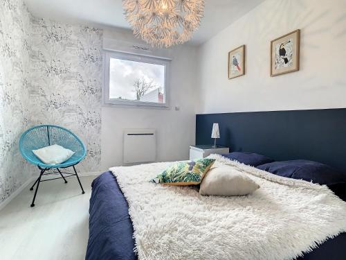 ein Schlafzimmer mit einem Bett, einem Stuhl und einem Kronleuchter in der Unterkunft Maison cosy calme CARQUEFOU parking inclus in Carquefou