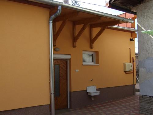 łazienka z toaletą na boku budynku w obiekcie Orchidea Apartman w Hévízie