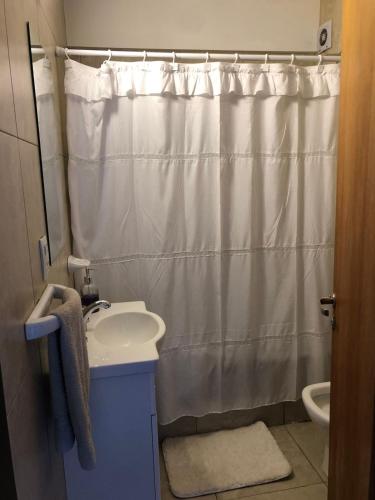 łazienka z umywalką i zasłoną prysznicową w obiekcie Departamento Turistico en Bariloche w mieście Bariloche