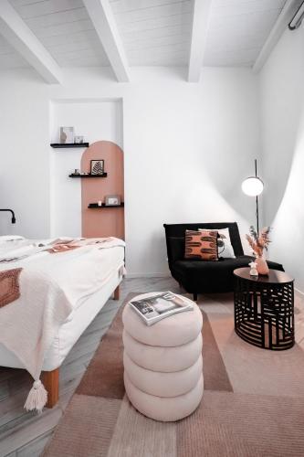 a living room with a bed and a table at HYGGE APT - FERRARA CENTRO in Ferrara
