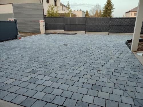 un parking vide avec clôture et patio dans l'établissement Calm property - Le Mans 24h / GP France / Classic, à Changé