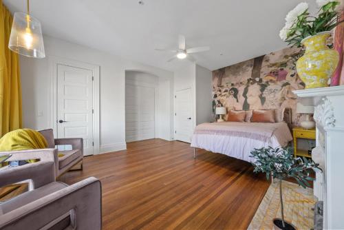 a bedroom with a bed and a painting on the wall at Beautiful Condo close to Battery Park Marina - F in Sandusky