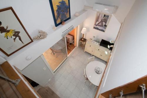 - une salle de bains avec toilettes dans l'établissement Charmant duplex à 500 m du port d'hyeres LESCLESDENICOLE LE PRADET, à Hyères