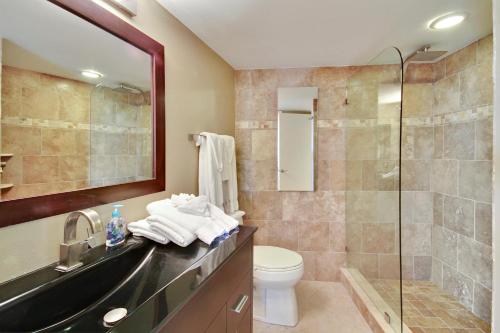 La salle de bains est pourvue d'un lavabo, de toilettes et d'une douche. dans l'établissement Land's End 1-301 Gulf View - Premier, à St. Pete Beach