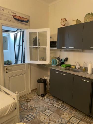 cocina con fregadero y encimera en Departamento Ocre con gran jardín en San Isidro