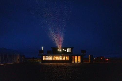 un bâtiment avec une fontaine la nuit dans l'établissement Frontier Drive Inn, à Center