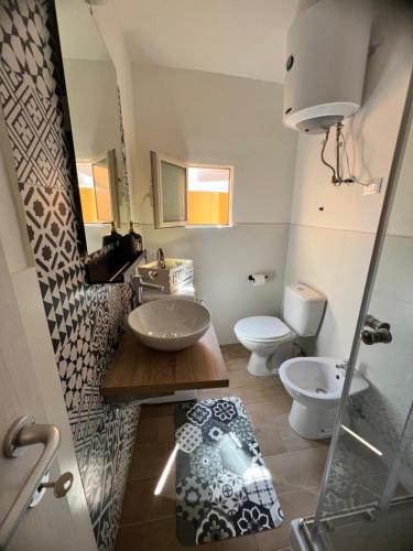 een badkamer met een wastafel, een toilet en een douche bij La dimora di Silvio in Catania
