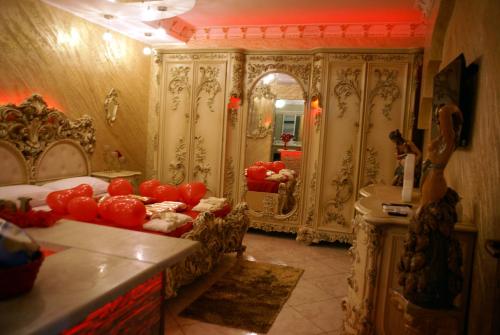 una stanza con un letto e un tavolo con sopra dei pomodori di Gold luxury suite home roma a Roma