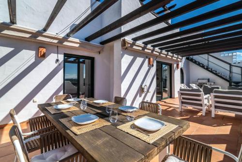 Casares Golf apt by Costarentals - Ref M10