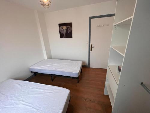 Kleines Zimmer mit 2 Betten und einem Schrank in der Unterkunft Gîte campagnart 