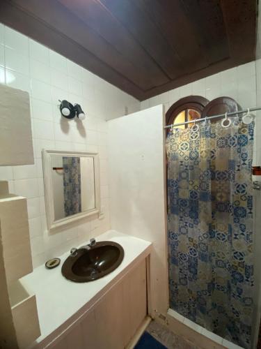 a bathroom with a sink and a shower at pousada vida de Búzios recanto in Búzios