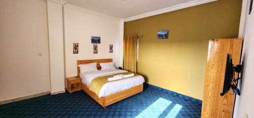 1 dormitorio con 1 cama en una habitación en HOTEL LE BON CHOIX, en Nuadibú
