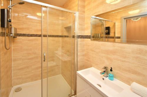 Ένα μπάνιο στο Smithfield Apartments by YourStays - Gated Apartments with private car park in City Centre