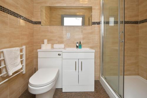 Ένα μπάνιο στο Smithfield Apartments by YourStays - Gated Apartments with private car park in City Centre