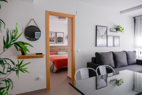 sala de estar con sofá y mesa en Apartamentos Vernia, en Xàtiva