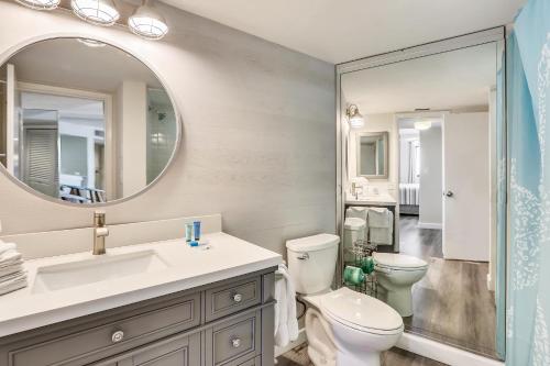 La salle de bains est pourvue d'un lavabo, de toilettes et d'un miroir. dans l'établissement Land's End 1-303 Gulf View, à St. Pete Beach