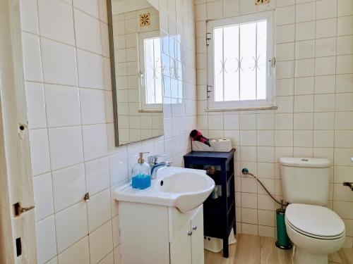 La salle de bains est pourvue d'un lavabo, de toilettes et d'un miroir. dans l'établissement Casa d'Alfama by Lisbon Village Apartments, à Lisbonne