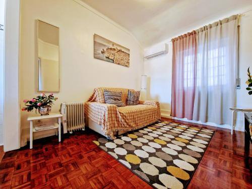 uma sala de estar com uma cama e um tapete em Casa d'Alfama by Lisbon Village Apartments em Lisboa