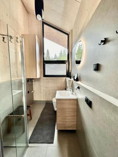 een badkamer met een wastafel en een douche bij Apartmán Tri Smreky Demänovská Dolina in Demanovska Dolina