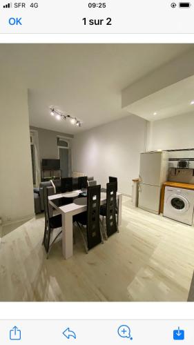 een kamer met een tafel en stoelen en een keuken bij Charmant petit appartement in Bagnères-de-Bigorre