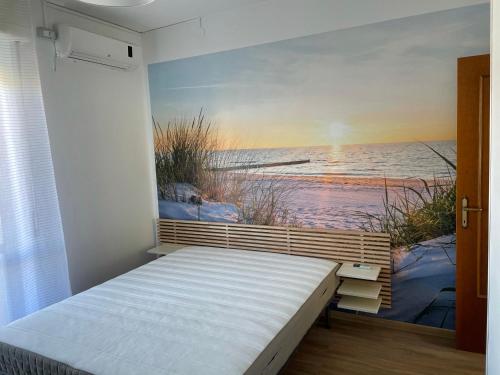 sypialnia z łóżkiem i widokiem na ocean w obiekcie Dimora Dalmazia w mieście Vasto