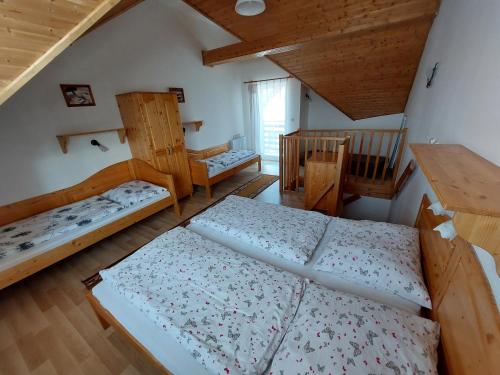 een slaapkamer met 2 bedden en een houten plafond bij Apartmán Tatralandia 336 in Liptovský Mikuláš