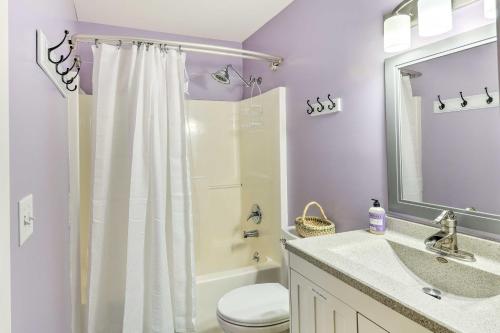 Et badeværelse på Mears Abode with Pool Access, Near Silver Lake!